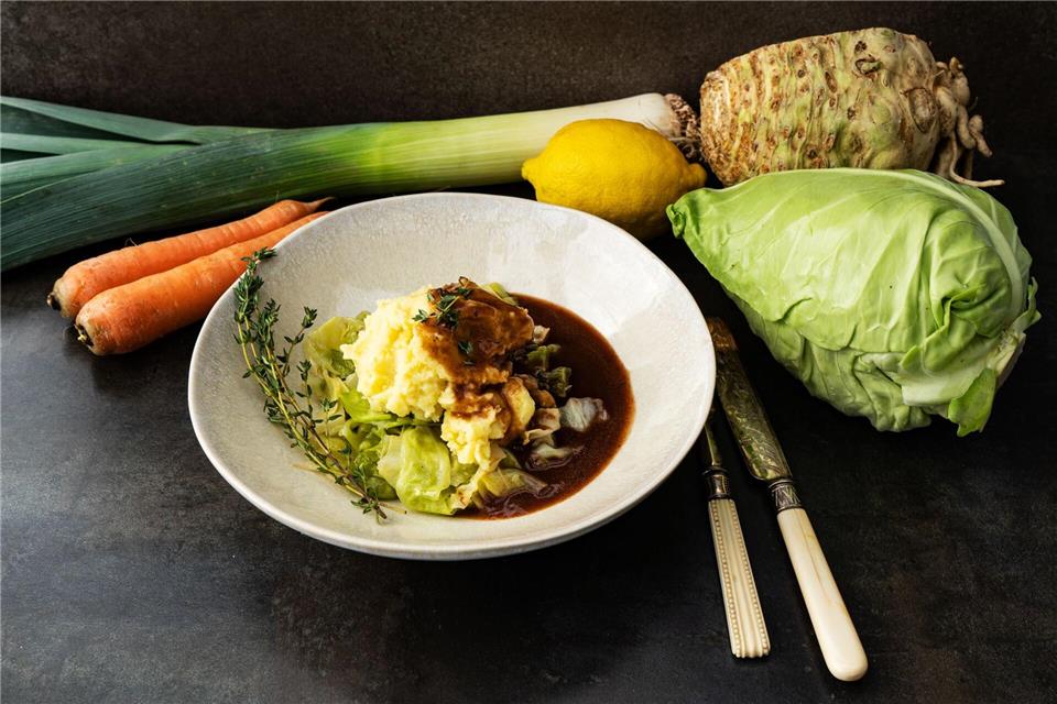 Der Zitronenabrieb sorgt im Spitzkohl für eine frische Note, Rotweinjus für Eleganz.Manfred Zimmer/herrgruenkocht.de/dpa-tmn