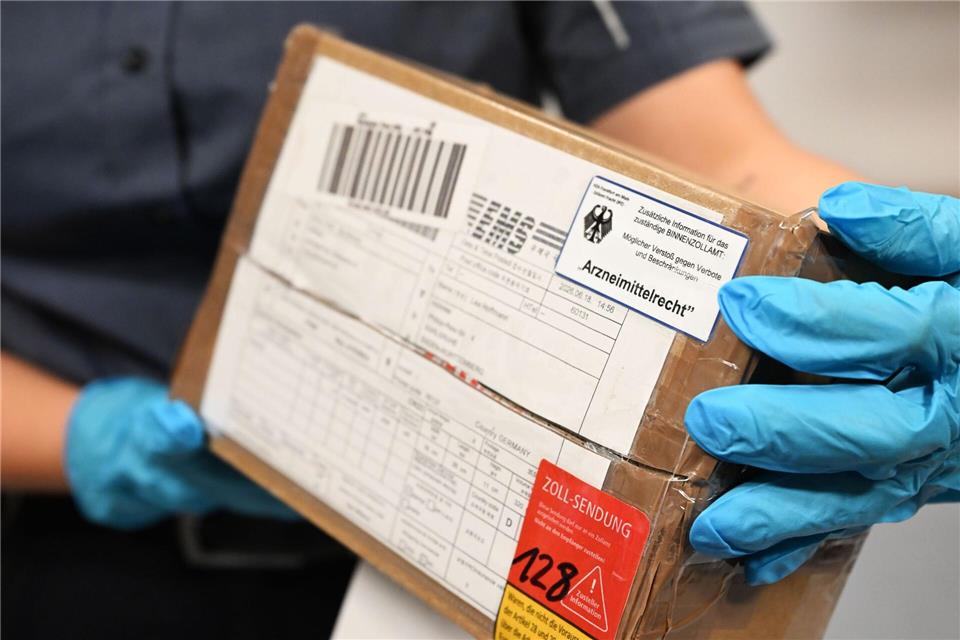 Der Zoll fischt immer wieder vermeintliche Arzneimittel aus der Post. Uli Deck/dpa