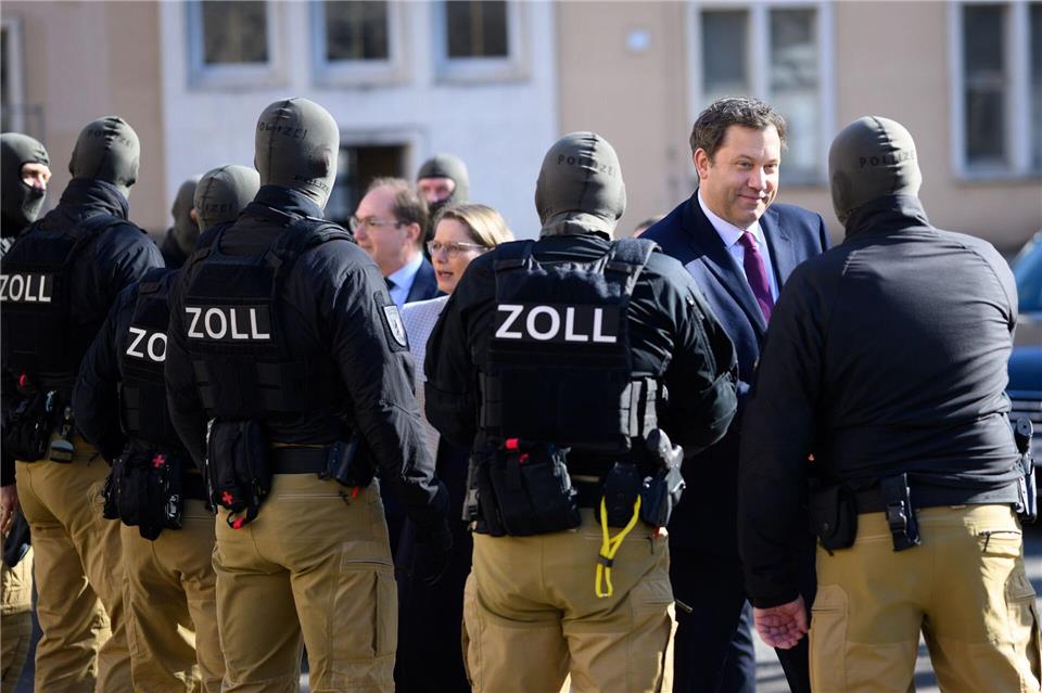 Der Zoll führte den Ministern und der Ministerin eine Festnahme vor.Bernd von Jutrczenka/dpa