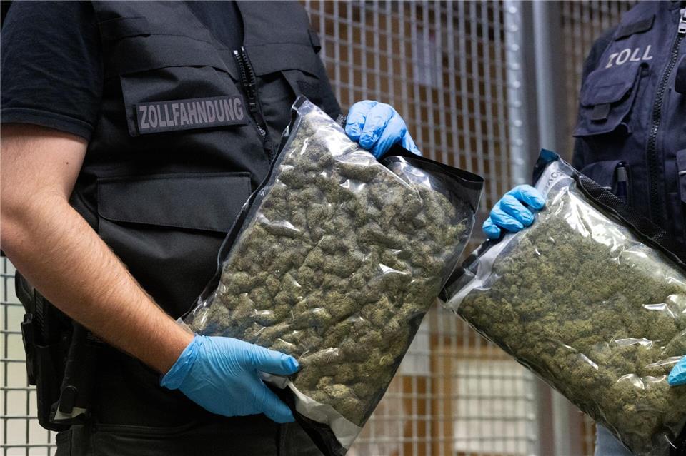 Der Zoll hat am Flughafen Frankfurt rund 654 Kilogramm Marihuana in einer Luftfrachtsendung aus den USA sichergestellt. (Symbolbild)Leonie Asendorpf/dpa