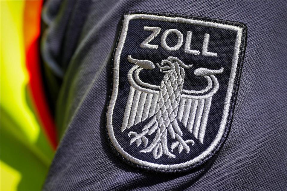 Der Zoll hat am Flughafen Leipzig-Halle einen Elefantenstoßzahn und ein Hornstück eines Nashorns beschlagnahmt (Symbolbild)Soeren Stache/dpa