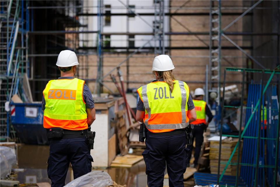 Der Zoll hat eine Baustelle überprüft. (Symbolbild)Soeren Stache/dpa