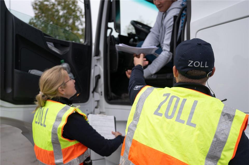 Der Zoll hat in Sachsen und Thüringen Speditionen, Transportunternehmen und Zusteller und anderem auf Schwarzarbeit und illegale Beschäftigung kontrolliert. (Symbolbild)Hendrik Schmidt/dpa