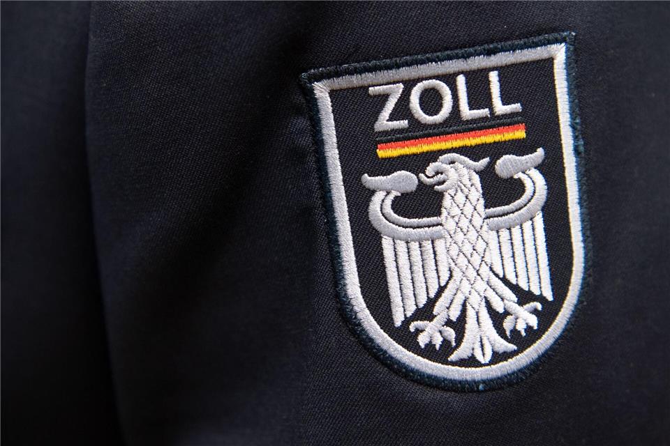 Der Zoll hat in einem vermeintlich vergessenen Koffer einen großen Kokain-Fund gemacht. (Symbolbild)Ralf Hirschberger/dpa