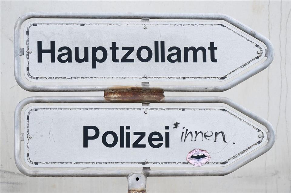 Der Zoll in Dresden hat die Einfuhr von Elektrogeräten unterbunden, die nicht den EU-Bestimmungen entsprachen. (Symbolbild)Sebastian Kahnert/dpa