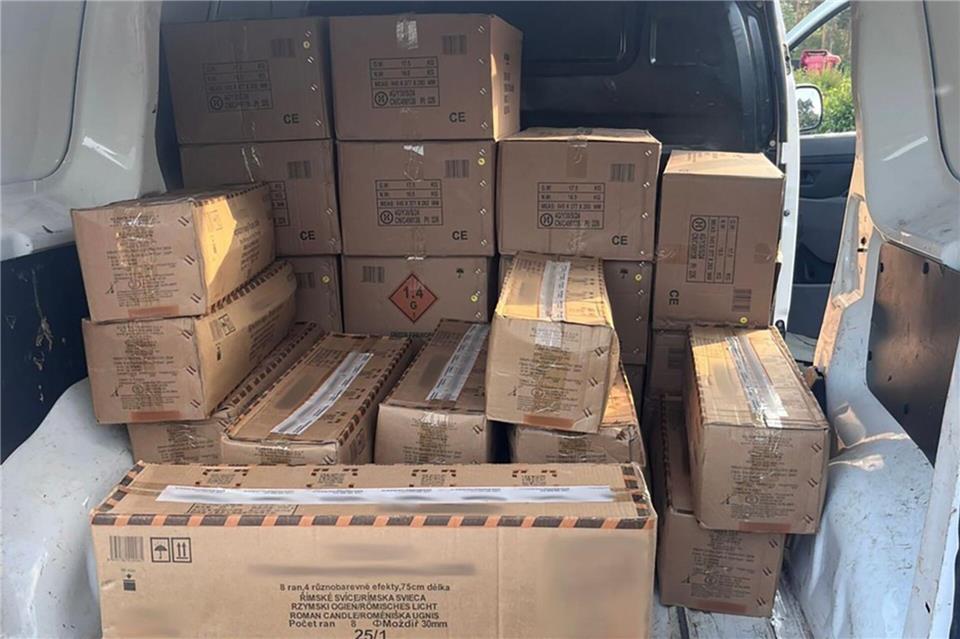 Der Zoll in Potsdam hat am Autobahndreieck Spreeau auf der Autobahn 10 mehr als eine halbe Tonne Pyrotechnik sichergestellt.-/Zoll Potsdam/dpa