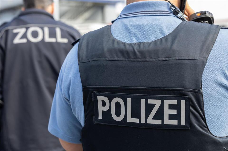 Der Zoll ist gegen Schwarzarbeit vorgegangen. (Symbolbild)Hannes P. Albert/dpa