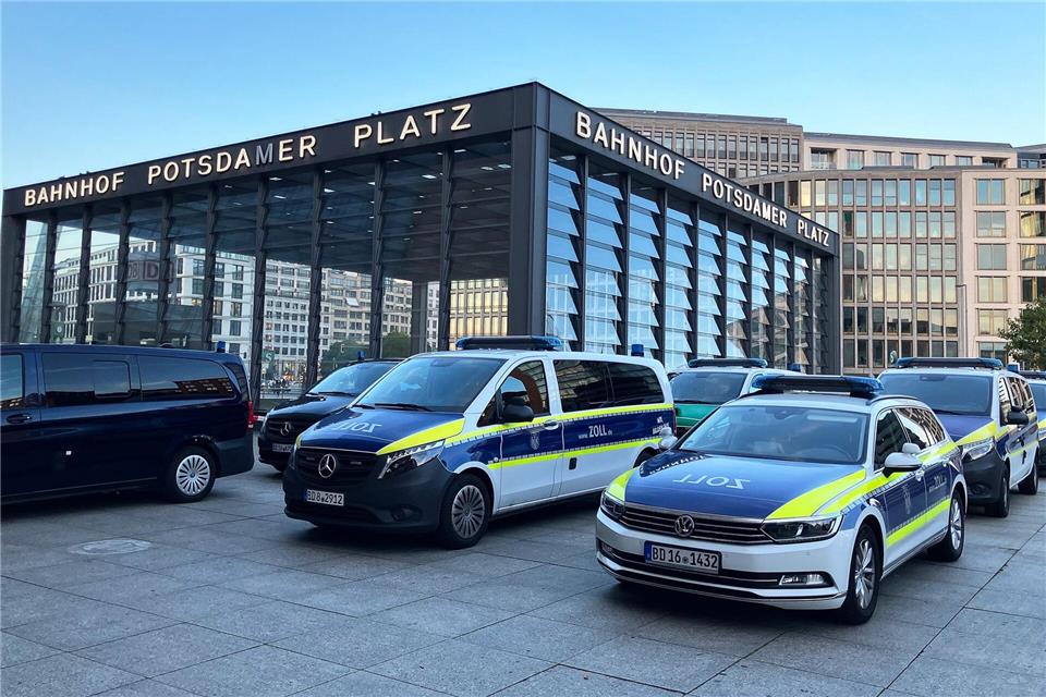 Der Zoll kontrollierte am Potsdamer Platz zahlreiche Betriebe.Verena Schmitt-Roschmann/dpa