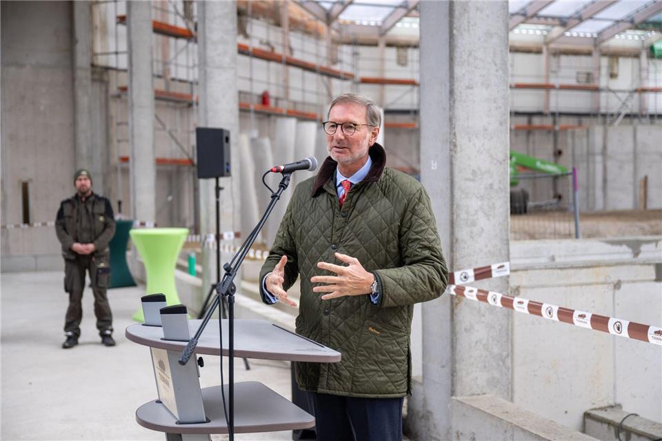 Der Zoo- und Tierparkdirektor Andreas Knieriem freut sich über die Rückkehr der Elefantenfamilie in die neue Anlage. Christophe Gateau/dpa