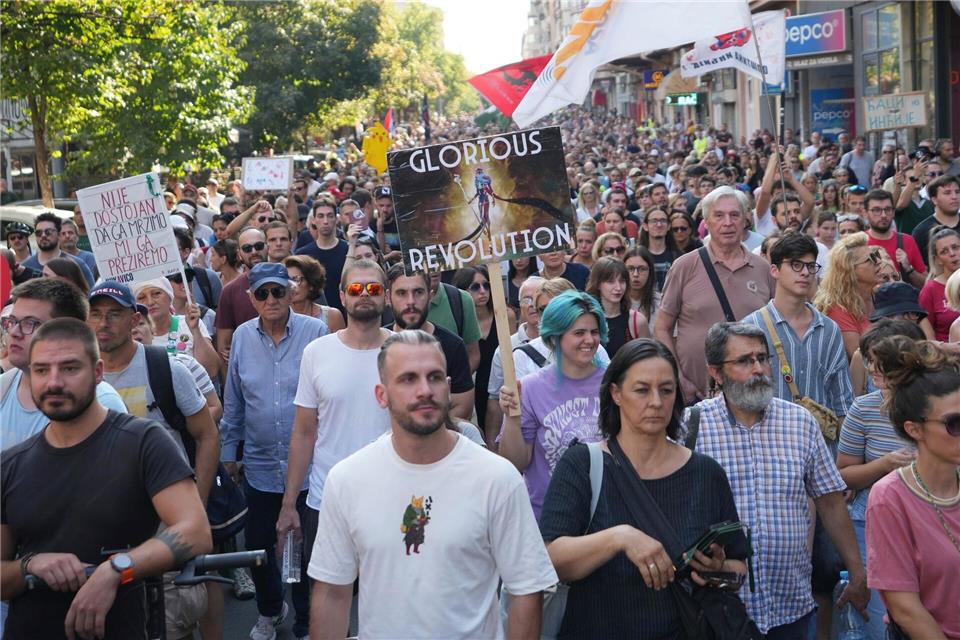 Proteste gegen Regierung und Polizeigewalt in Serbien Der Zorn der Protestierenden richtet sich insbesondere gegen das jüngste gewaltsame Einschreiten der Polizei im nordserbischen Novi Sad. Darko Vojinovic/AP/dpa