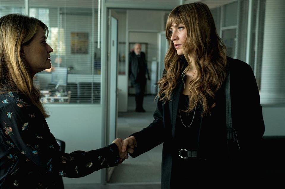 „Der Zürich-Krimi: Borchert und der Schlüssel zum Mord“: Hannah (Sophie Pfennigstorf, re.) und Dominique (Ina Paule Klink, li.) treffen eine Vereinbarung.Pascal Mora/ARD Degeto/dpa