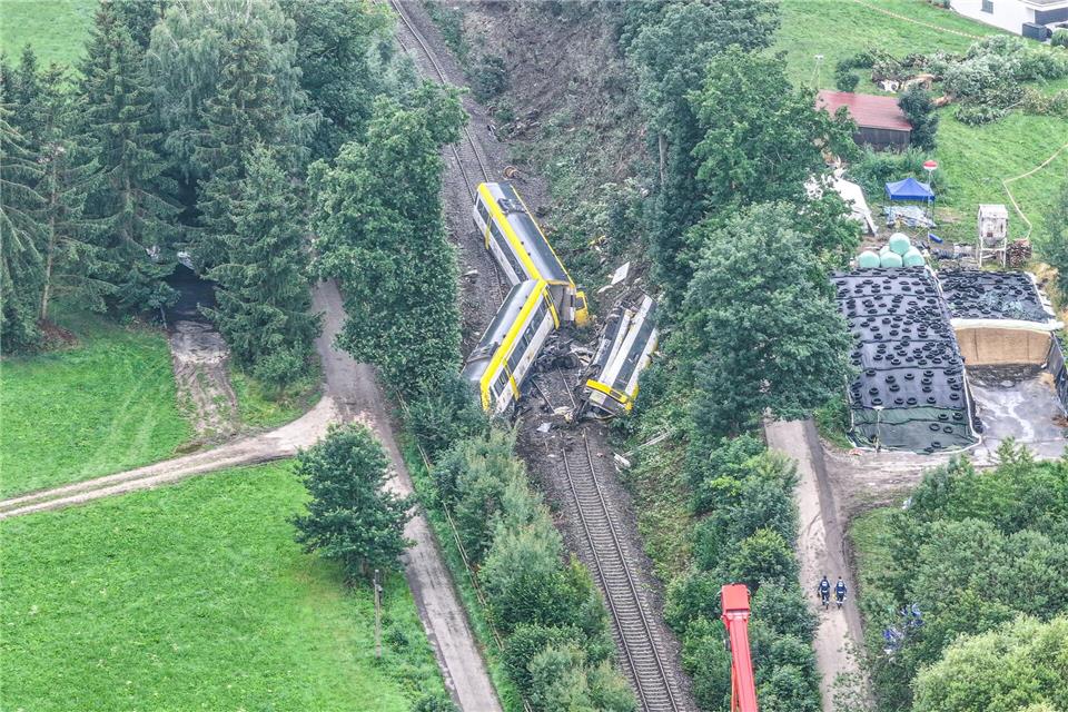 Der Zug entgleiste laut Bericht gegen 18.08 Uhr. (Archivbild)Jason Tschepljakow/dpa