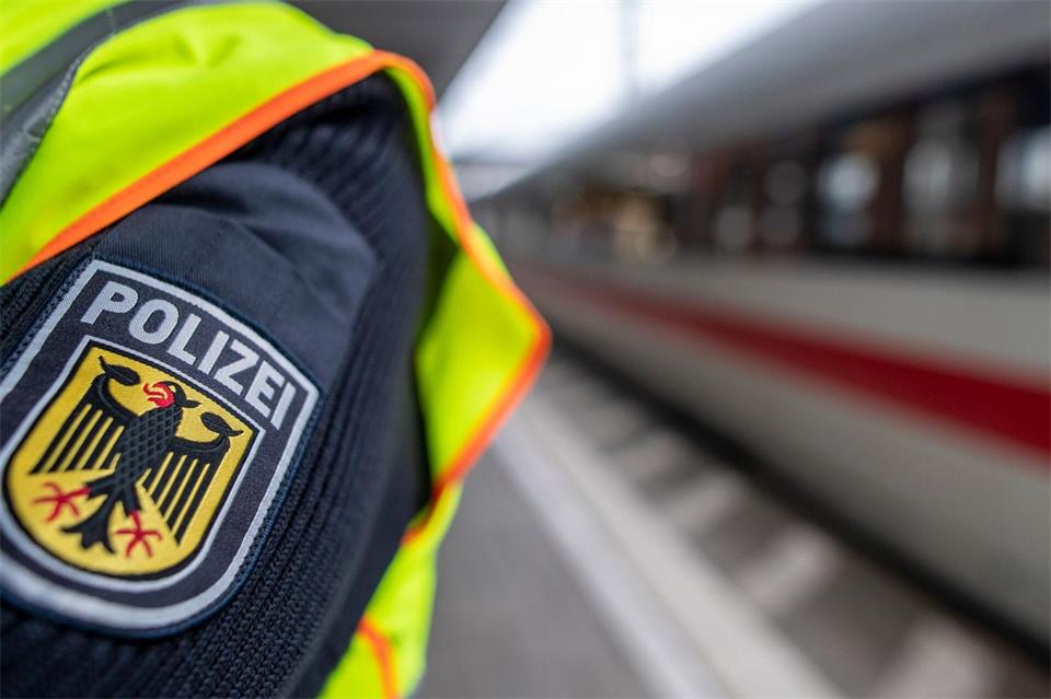 Der Zug fuhr ohne die Mutter weiter, als sie eine Zigarette rauchte. (Symbolbild)Patrick Seeger/dpa
