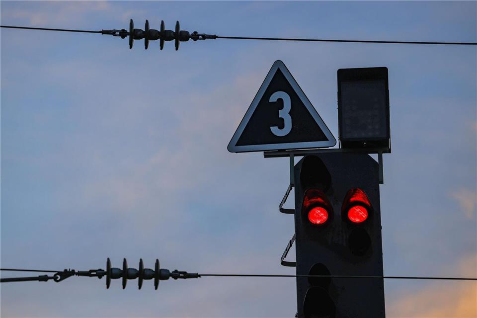 Der Zug konnte nicht mehr weiterfahren - die Passagiere mussten in einen Bus umstiegen (Symbolbild)Oliver Berg/dpa