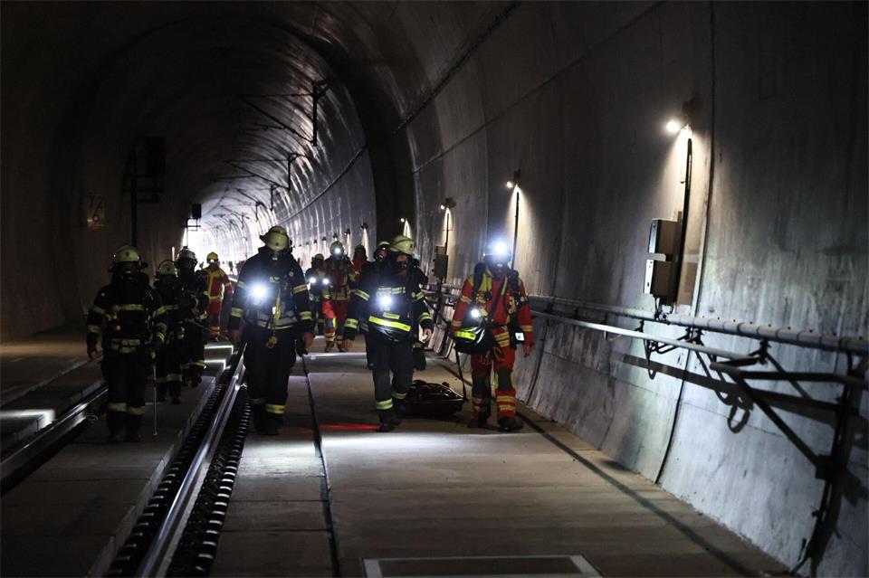 Der Zug - noch dazu ein doppelstöckiger - stand in der Mitte des 2,6 Kilometer langen Falkenbergtunnels.Ralf Hettler/dpa