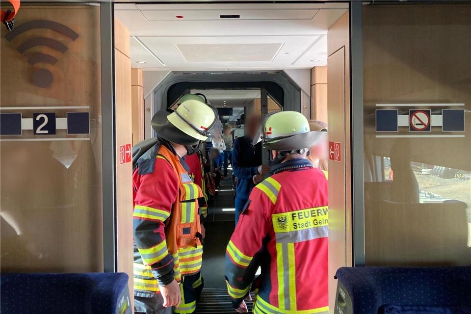 Der Zug steht, die Passagiere müssen ihn verlassen.Privat/dpa