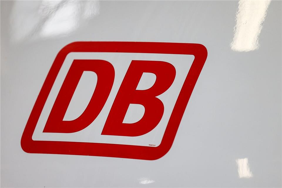 Der Zug überrollte den Einkaufswagen auf den Gleisen mit 140 km/h. (Symbolbild)Oliver Berg/dpa