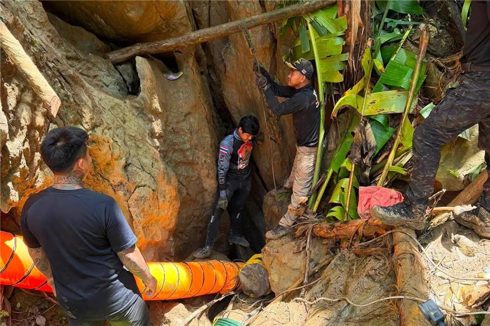Der Zugang zu der Höhle ist extrem eng. Uncredited/Metta Tham Rescue Kalasin/AP/dpa