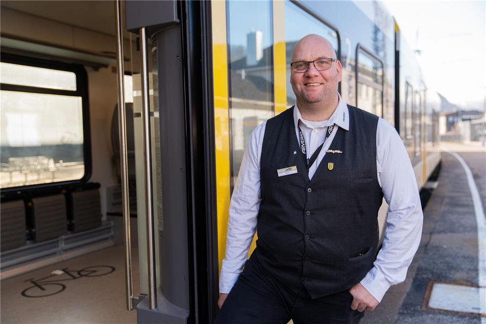 Der Zugbegleiter Ronald-Phillip Tolkiehn erhält den Preis Eisenbahner mit Herz.Lorenz Bee/Allianz pro Schiene/dpa