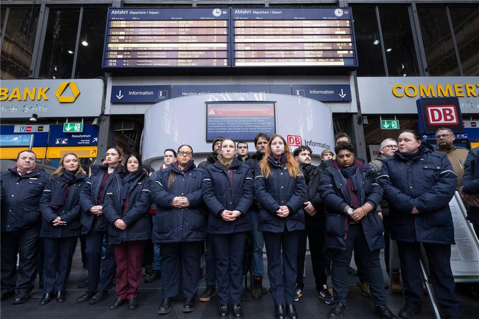 Der Zugbegleiter starb nach Faustschlägen gegen den KopfBoris Roessler/dpa