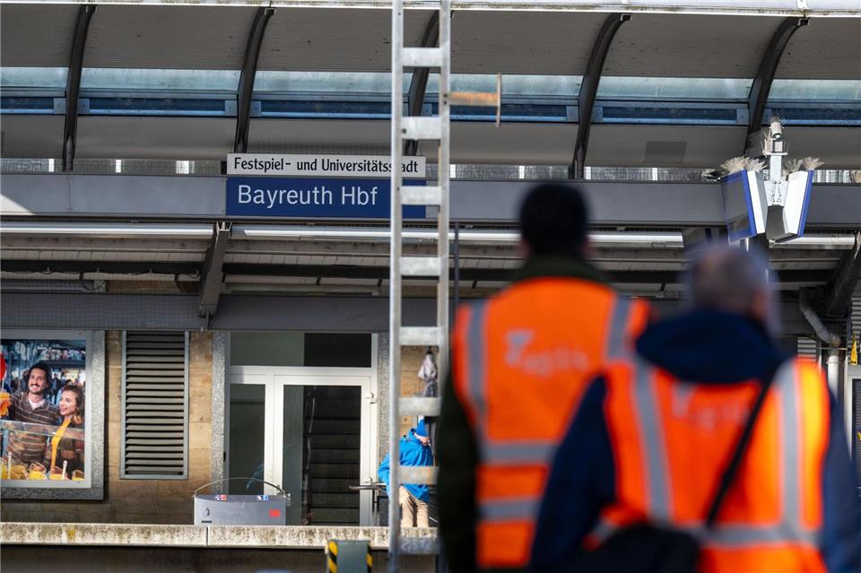 Der Zugverkehr in Bayreuth konnte in den Morgenstunden wieder aufgenommen werden.Pia Bayer/dpa