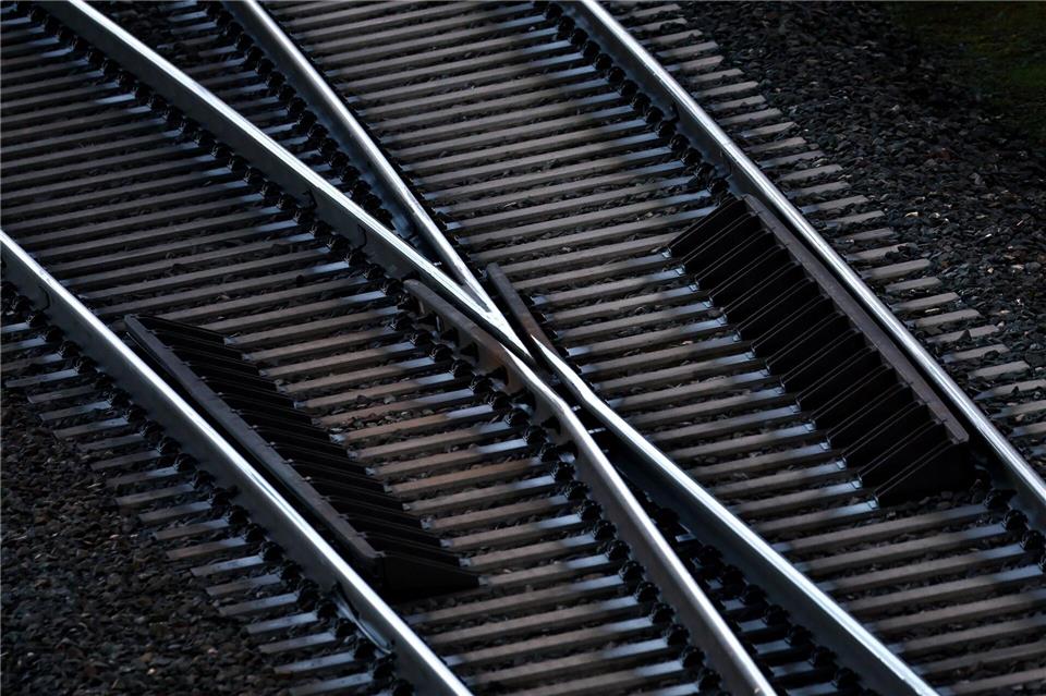 Der Zugverkehr war bis in den späten Abend gestört. (Symbolbild)Karl-Josef Hildenbrand/dpa