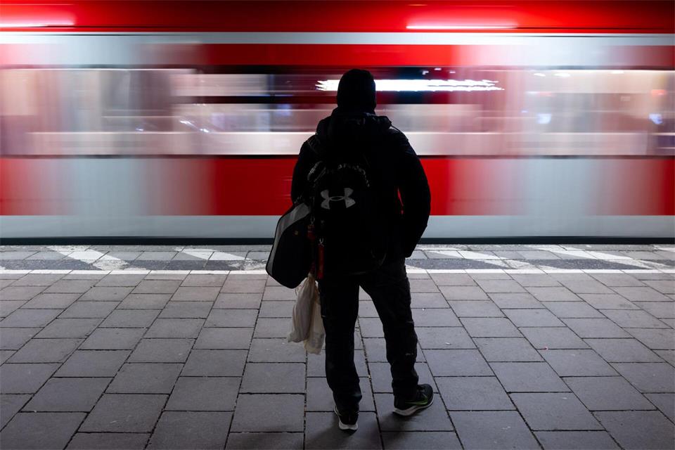 Der Zugverkehr wurde für rund eine Stunde eingestellt. (Symbolbild)Sven Hoppe/dpa