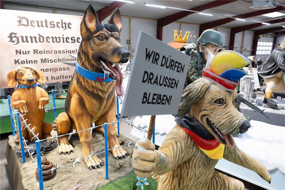 Der Zulauf für rechtsextreme Parteien beschäftigt den MCV auch mit einem Motivwagen.Boris Roessler/dpa