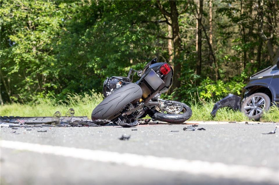 Der Zusammenprall sei so stark gewesen, dass der Motorradfahrer noch an der Unfallstelle auf der L3002 an seinen Verletzungen starb, sagte ein Polizeisprecher auf Anfrage. Kevin Fischer-Golde/DBG:NEWS/dpa