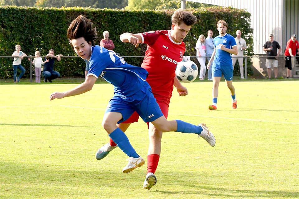 Der Zweikampf vor dem ersten Gegentor: Ryoga Takahashi (links) und Jovan Mihajlovic kämpfen um den Ball, der schließlich vom Bein Jan-Frederik Bünings ins Netz rollt.