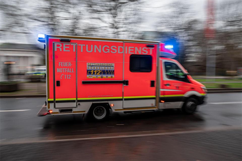 Der Zwölfjährige wird von einem Rettungswagen in eine Klinik gebracht. (Symbolbild) Fabian Strauch/dpa