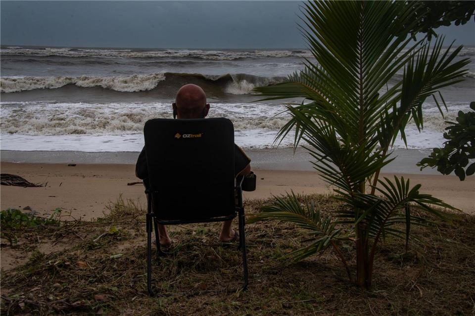 Der Zyklon könnte am Freitagmorgen (Ortszeit) ganz im Nordosten Australiens auf Land treffen.Brian Cassey/AAP/dpa