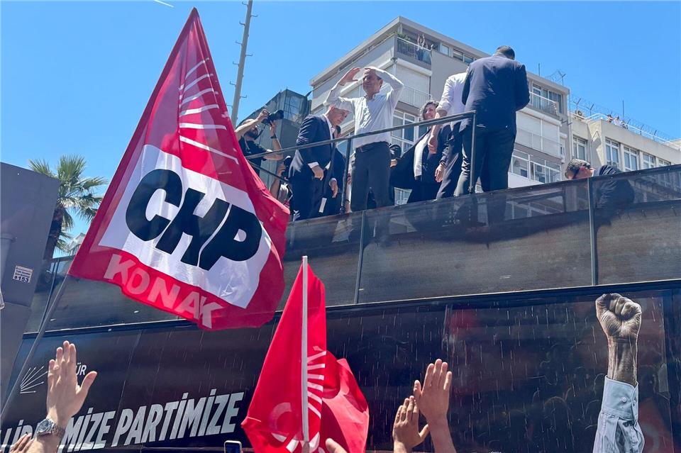 Der abgesetzte Oppositionschef erfährt große Unterstützung in Izmir.Mirjam Schmitt/dpa