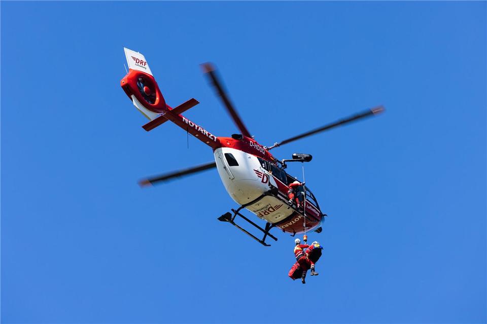 Der abgestürzte Wanderer wurde mit einer Seilwinde gerettet.(Symbolbild)Philipp von Ditfurth/dpa