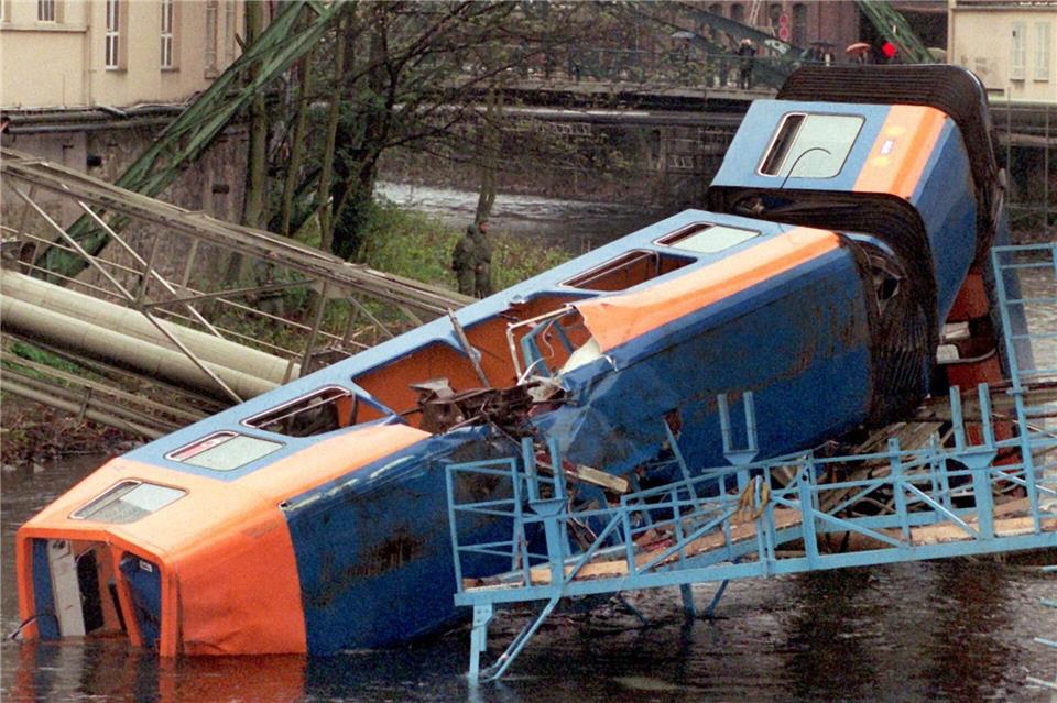 Der abgestürzte Zug der Wuppertaler Schwebebahn im Wuppertaler Stadtteil liegt am 12. April 1999 im Fluss.  Oliver Multhaup/dpa