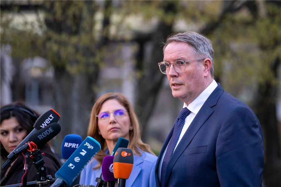 Der abgewählte Ministerpräsident Alexander Schweitzer soll die Koalitionsverhandlungen mit der CDU für die SPD führen. Andreas Arnold/dpa