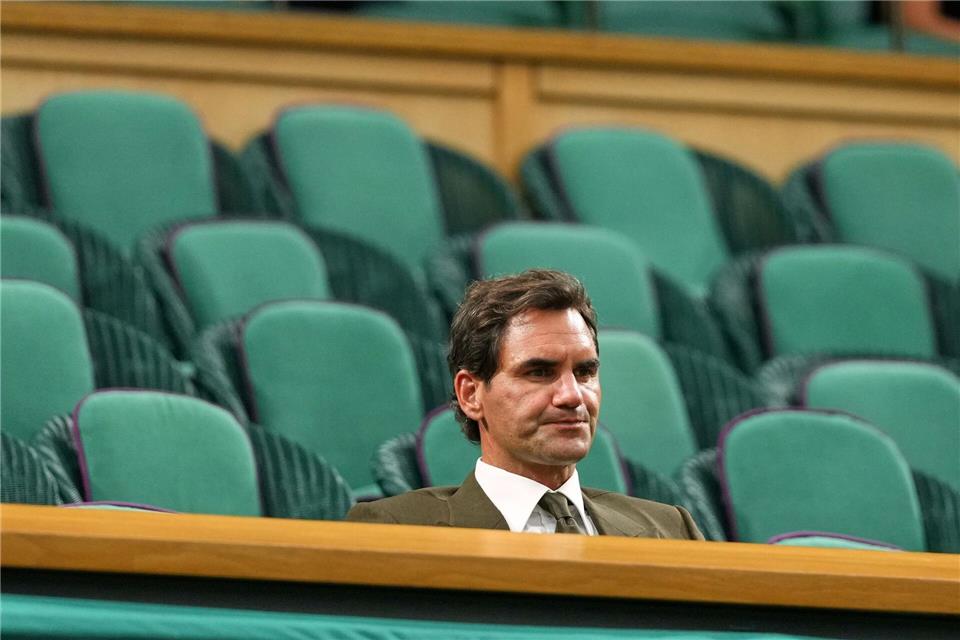 Der achtmalige Wimbledonsieger Roger Federer saß anfangs einsam in der Royal Box.Kirsty Wigglesworth/AP/dpa