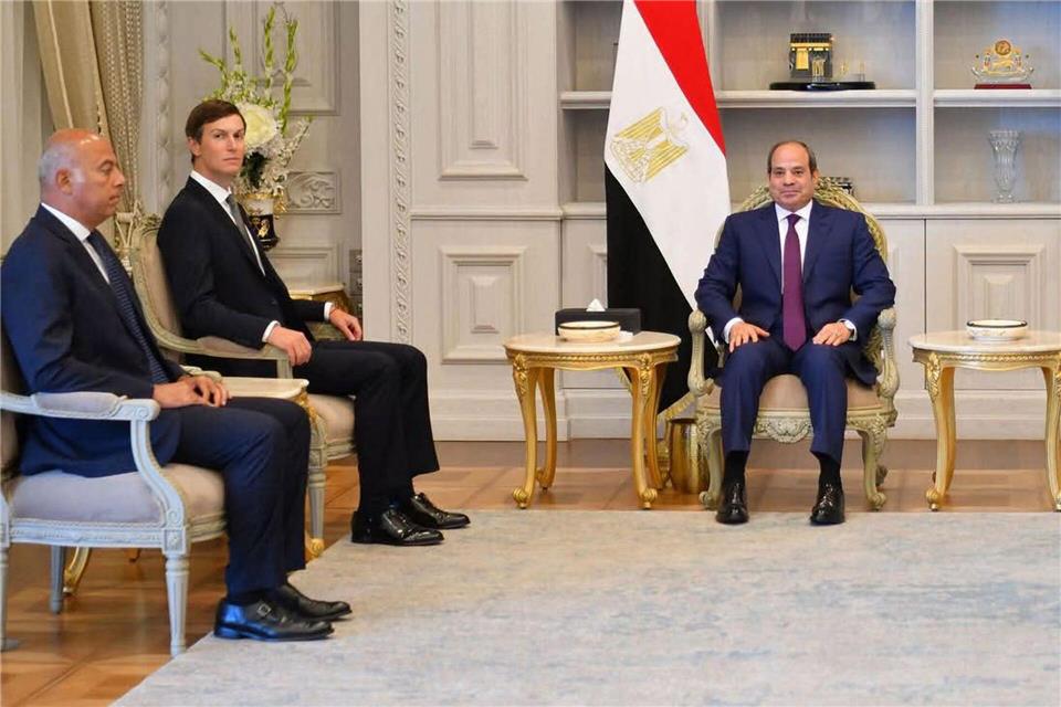 Der ägyptische Präsident Abdel Fattah al-Sisi (r.) traf am Sonntag den US-Unterhändler Jared Kushner.Egyptian President Office  Apaim/APA Images via ZUMA Press Wire/dpa