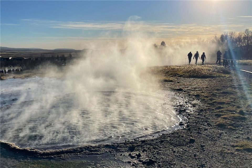 Der aktive Strokkur-Geysir zieht Besucher in Massen an.Manuel Meyer/dpa-tmn