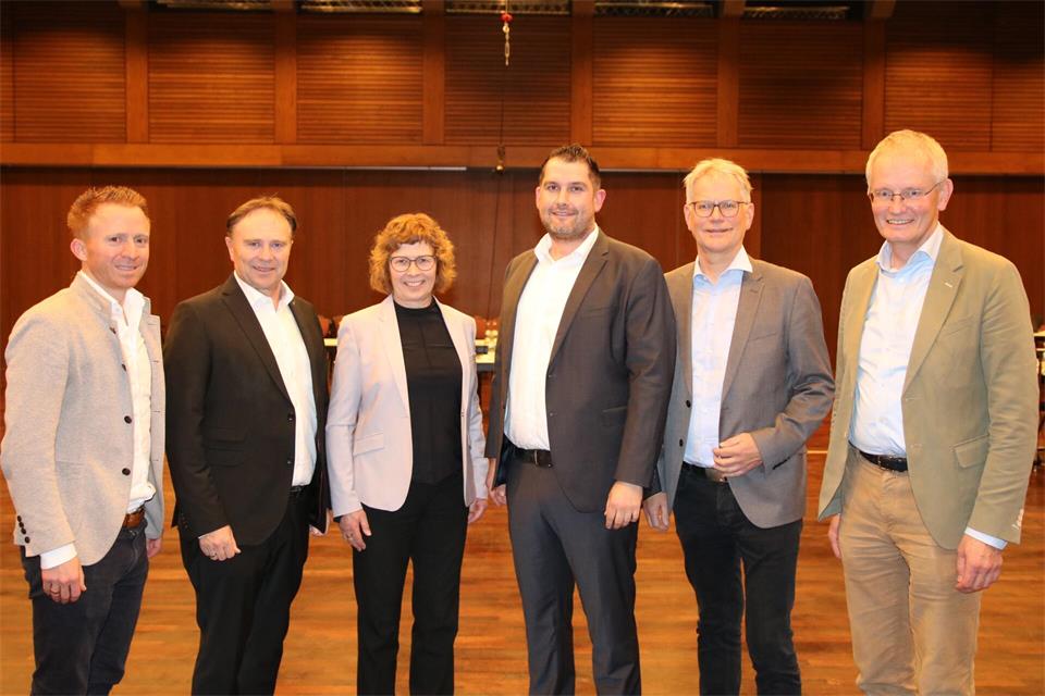 Der aktuelle Verwaltungsvorstand des Kreises Borken mit Hendrik Schuurmann (3.v.r.): (v.li.n.r.) Benedikt Spieker (Vorstandsbereich 4), Landrat Dr. Kai Zwicker, Dr. Elisabeth Schwenzow (Vorstandsbereich 3), Wilfried Kersting (Kreiskämmerer) und Kreisdirektor Dr. Ansgar Hörster.