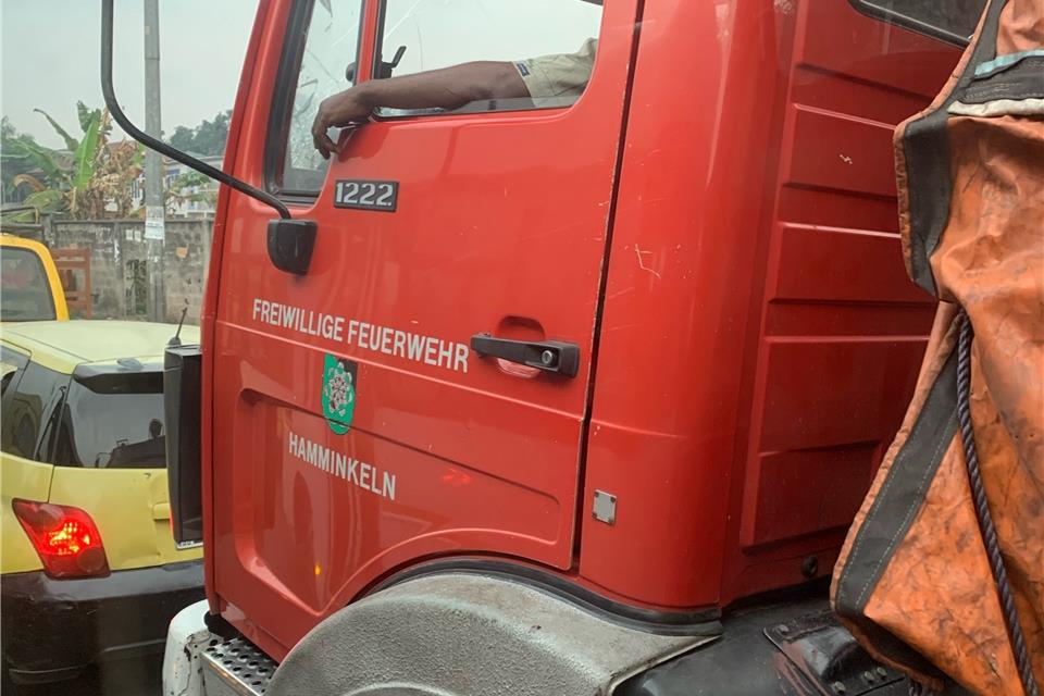 Der alte Rüstwagen transportiert im Stadtverkehr von Kinshasa Güter und Waren.