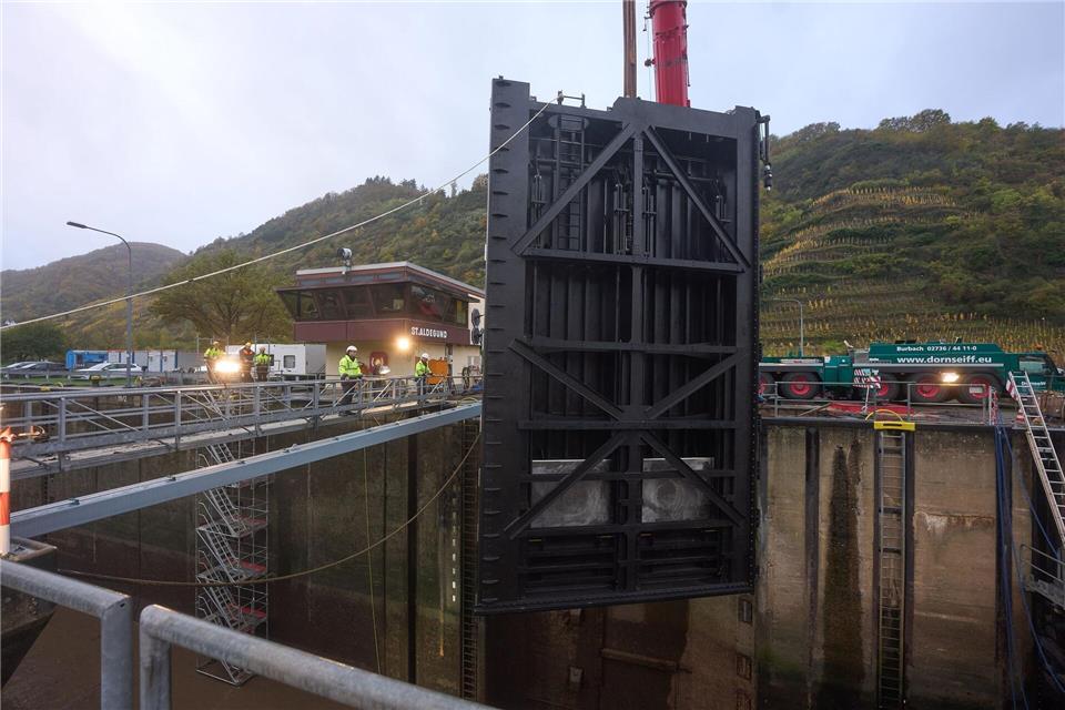 Neues Schleusentor in St. Aldegund ist eingehängt Der alte beschädigte Flügel wurde ausgebaut.Thomas Frey/dpa