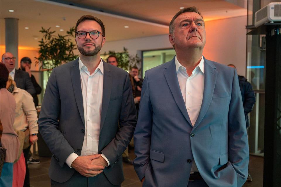 Der alte und der neue Hanauer OB: Claus Kaminsky (r, SPD) und Maximilian Bieri (l, SPD). (Archivbild)Florian Wiegand/dpa