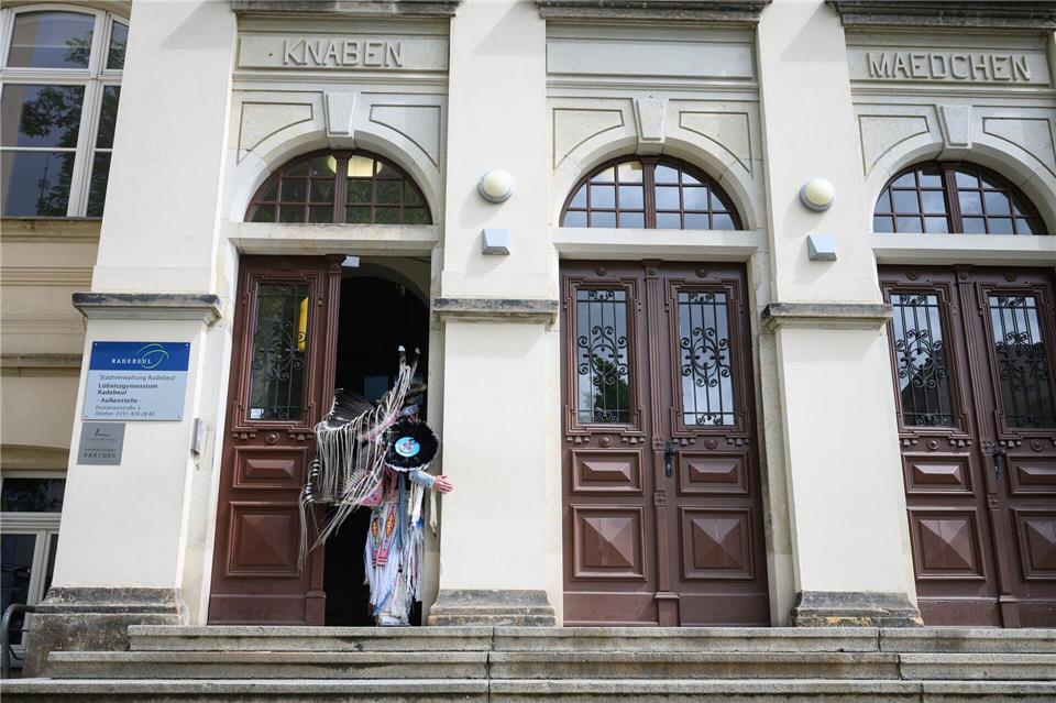 Der amerikanische Ureinwohner, auch bekannt als Hip-Hop Sänger „Supaman“, gibt Schülern vor den Karl-May-Festtagen Einblicke in das Leben und die Kultur der Apsáalooke.Robert Michael/dpa