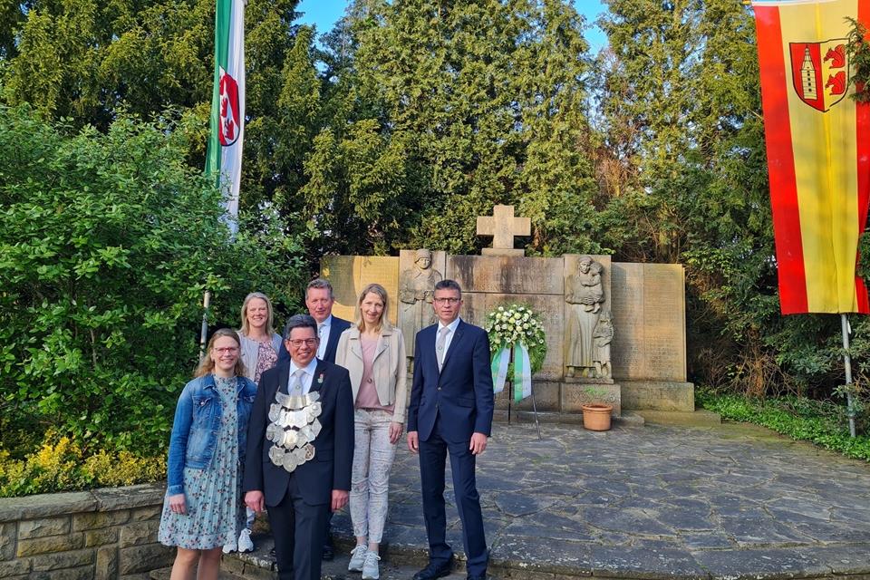 Der amtierende Thron bei der Kranzniederlegung am Kriegerdenkmal in Erle.