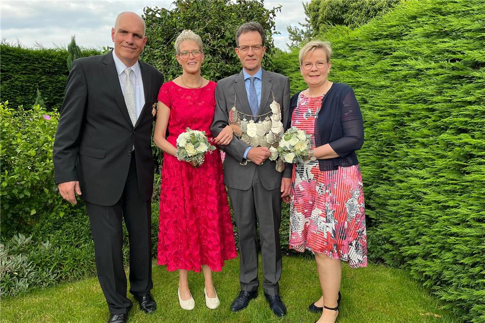 Der amtierende Thron, bestehend aus dem Königspaar, Andreas Große-Venhaus und Ludgere Gantefort (Mitte) und dem Ehrenpaar, Christiane Große-Venhaus und Norbert Gantefort, freut sich auf das Schützenfest.