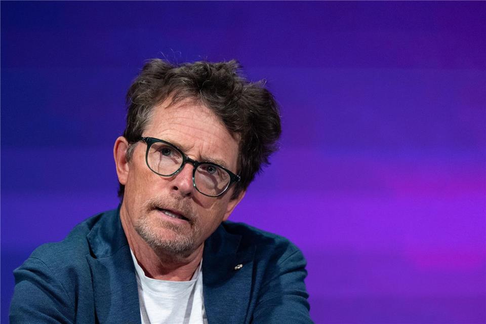 Der an Parkinson erkrankte Hollywoodstar Michael J. Fox (64) lobt seinen Schauspiel-Kollegen Harrison Ford (83) und dessen Fürsorglichkeit beim gemeinsamen Dreh der Serie „Shrinking“. (Archivbild) Sven Hoppe/dpa