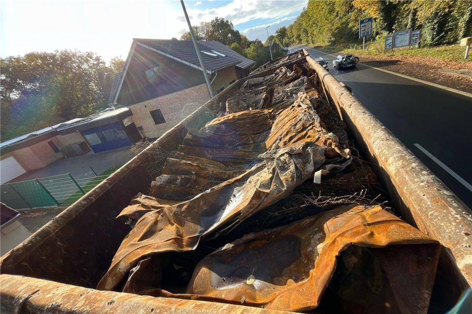 Polizei stoppt stark überladenen Lastwagen in Bocholt-Hemden Der angehaltene Lkw aus den Niederlanden war stark überladen.