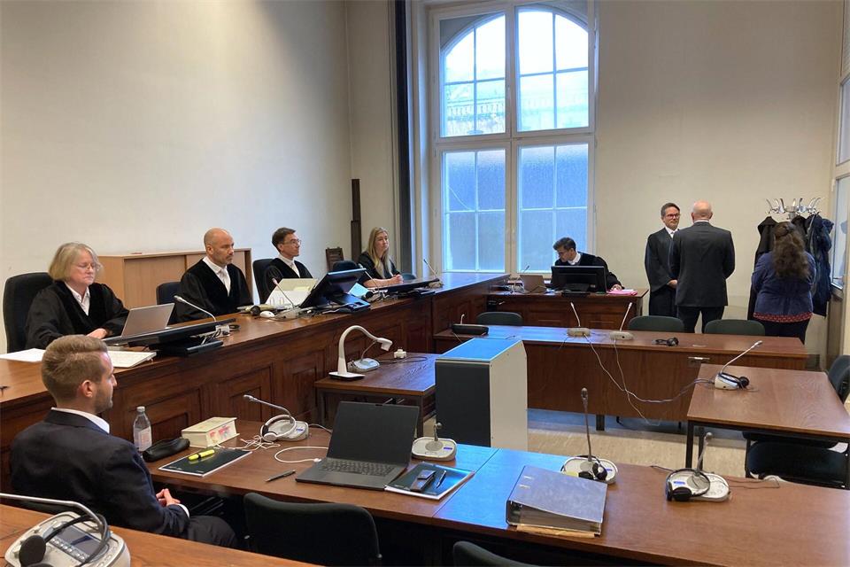 Der angeklagte Arzt steht zu Beginn des Prozesses um eine Störung eines Weihnachtsgottesdienstes mit tödlichen Folgen im Gerichtssaal.Bernhard Sprengel/dpa