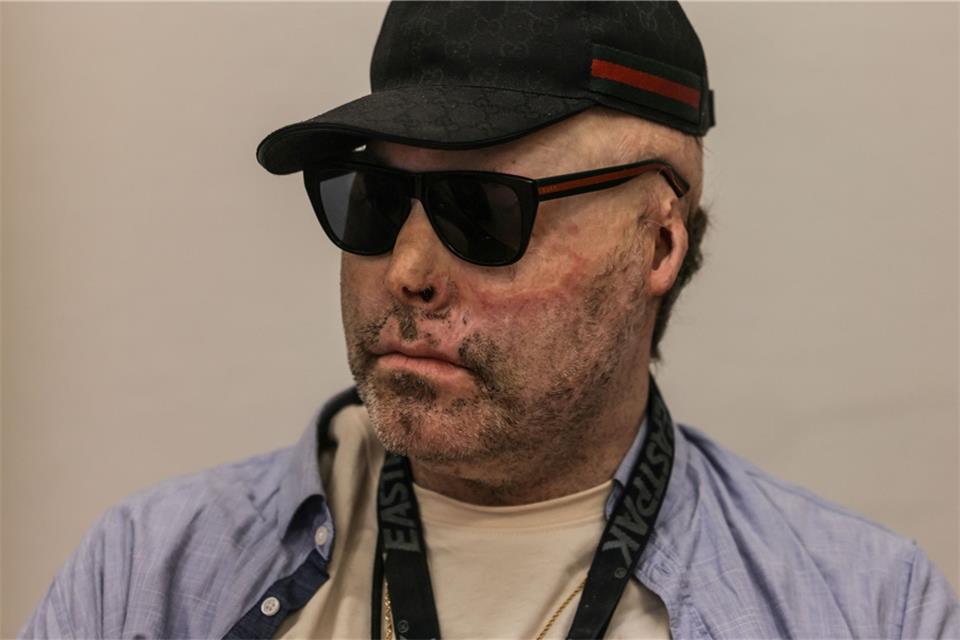 Der angeklagte Dr. Knarf (Niko Brenner) sitzt im Landgericht.